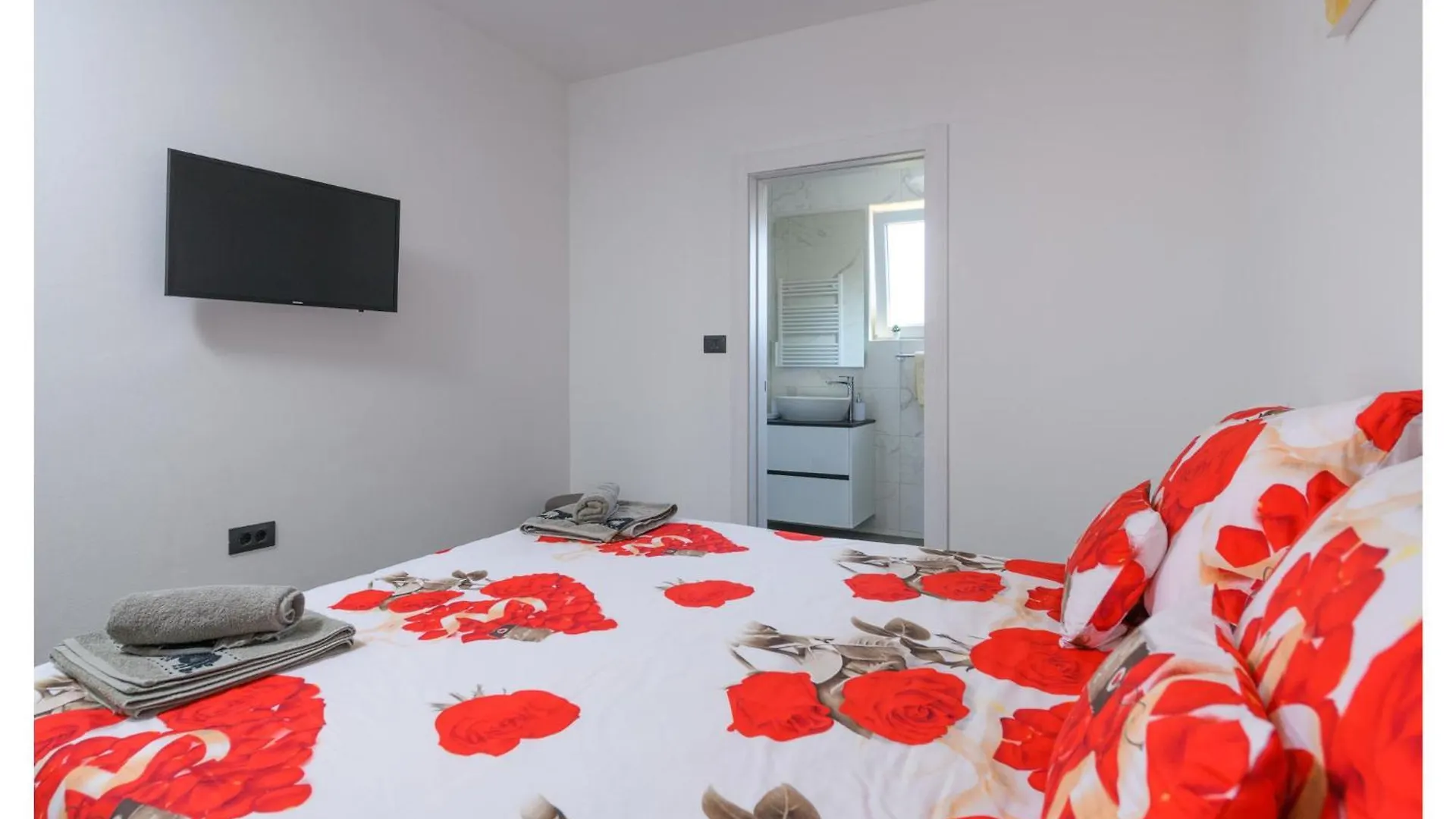 Holiday home Cozy Home In Banjole With Outdoor Swimming Pool